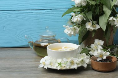 Yasemin çiçekli organik yeşil çay ve çay fincanında kurumuş yapraklı yasemin çayı.