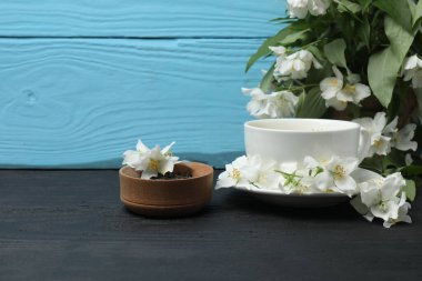 Yasemin çiçekli organik yeşil çay ve çay fincanında kurumuş yapraklı yasemin çayı.