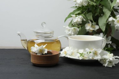 Yasemin çiçekli organik yeşil çay ve çay fincanında kurumuş yapraklı yasemin çayı.