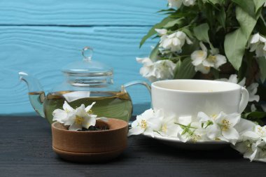 Yasemin çiçekli organik yeşil çay ve çay fincanında kurumuş yapraklı yasemin çayı.