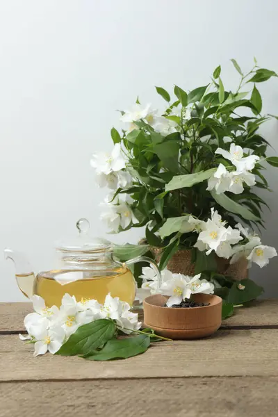 Yasemin çiçekli organik yeşil çay ve çay fincanında kurumuş yapraklı yasemin çayı.