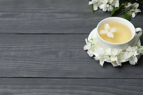 Yasemin çiçekli organik yeşil çay ve çay fincanında kurumuş yapraklı yasemin çayı.