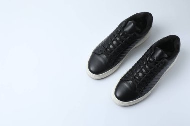 Beyaz arka planda spor ayakkabıları, üst görünüm