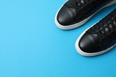 Mavi arka planda spor ayakkabılar, üst görünüm