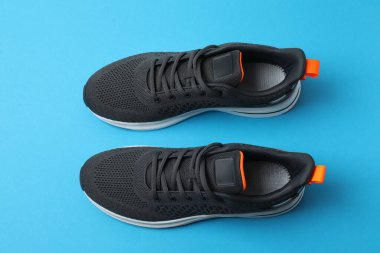 Mavi arka planda spor ayakkabılar, üst görünüm