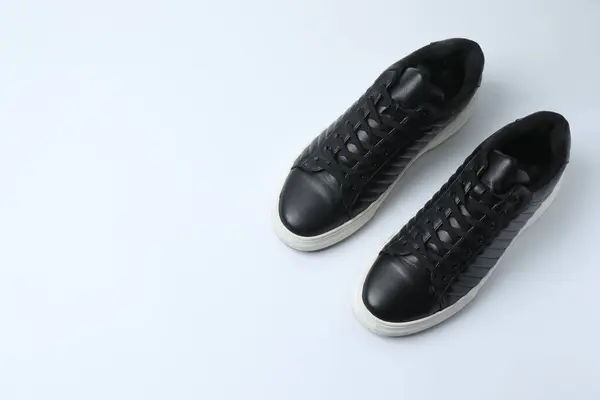 Beyaz arka planda spor ayakkabıları, üst görünüm