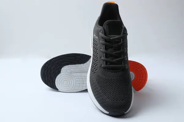 Beyaz arka planda spor ayakkabıları, üst görünüm