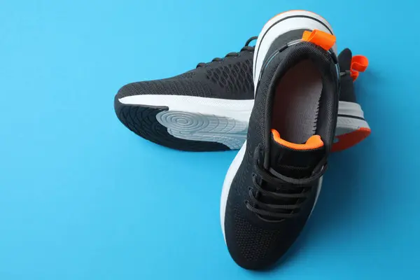 Mavi arka planda spor ayakkabılar, üst görünüm