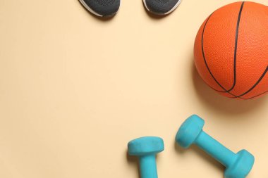 Bej arka planda spor ekipmanları seti, üst görünüm