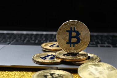 Metal altın kaplamalı Bitcoin. Kripto para birimi. Demir