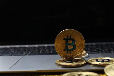 Metal altın kaplamalı Bitcoin. Kripto para birimi. Demir