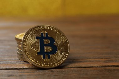 Tahta masadaki bitcoin. Kripto para birimi. Donanım