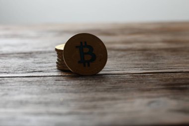 Tahta masadaki bitcoin. Kripto para birimi. Donanım