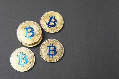 Siyah arka planda Bitcoin. Altın sikke kripto para. Demir