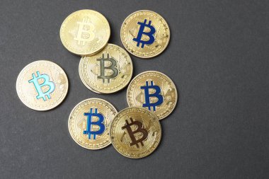 Siyah arka planda Bitcoin. Altın sikke kripto para. Demir