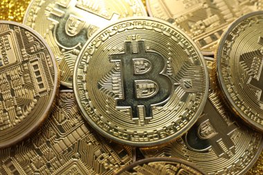 Metal altın kaplamalı Bitcoin. Kripto para birimi. Demir