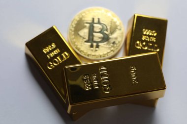 Metal altın kaplamalı Bitcoin. Kripto para birimi. Demir
