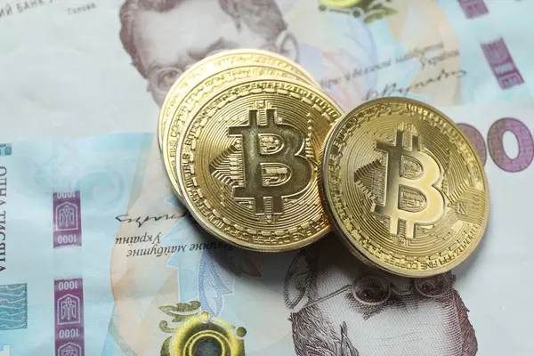 Altın para kripto para biriminin arka planına karşı Bitcoin. Demir