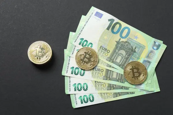 Siyah arka planda Bitcoin. Altın sikke kripto para. Demir