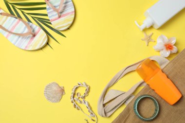 Yukarıdan gelen tropik titreşimler. Hasır şapka, güneş gözlüğü, ananas, hasır çanta, sarı arka planda plaj aksesuarları. Reklam ya da metin kaplamaları için mükemmel