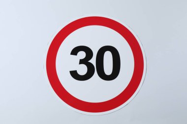 Beyaz arkaplanda trafik ışığı