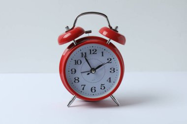 çalar saat beyaz arka plan izole