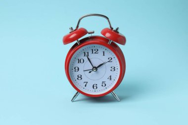 Kırmızı arkaplanda kırmızı alarm saati.