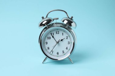 mavi arka plan üzerinde klasik saat