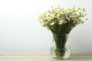 Beyaz arka planda bir buket çiçek