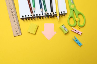 Çocuk okulu malzemeleri dairesi sarı arka planda fotokopi alanı ile yatıyordu.