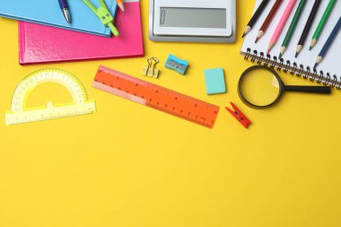 Çocuk okulu malzemeleri dairesi sarı arka planda fotokopi alanı ile yatıyordu.