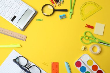 Çocuk okulu malzemeleri dairesi sarı arka planda fotokopi alanı ile yatıyordu.