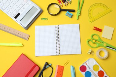 Çocuk okulu malzemeleri dairesi sarı arka planda fotokopi alanı ile yatıyordu.