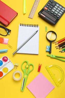 Çocuk okulu malzemeleri dairesi sarı arka planda fotokopi alanı ile yatıyordu.