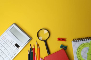 Çocuk okulu malzemeleri dairesi sarı arka planda fotokopi alanı ile yatıyordu.