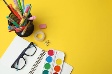 Çocuk okulu malzemeleri dairesi sarı arka planda fotokopi alanı ile yatıyordu.