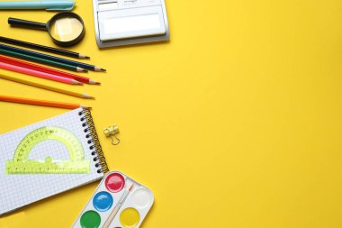 Çocuk okulu malzemeleri dairesi sarı arka planda fotokopi alanı ile yatıyordu.