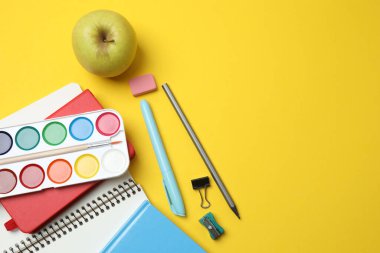 Çocuk okulu malzemeleri dairesi sarı arka planda fotokopi alanı ile yatıyordu.