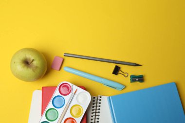 Çocuk okulu malzemeleri dairesi sarı arka planda fotokopi alanı ile yatıyordu.