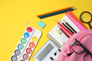 Çocuk okulu malzemeleri dairesi sarı arka planda fotokopi alanı ile yatıyordu.