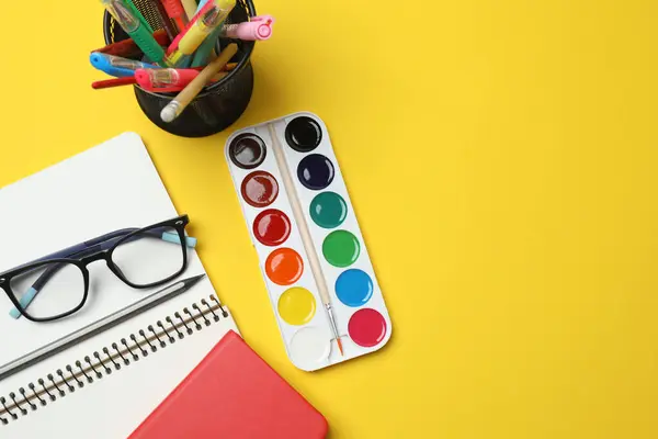 Çocuk okulu malzemeleri dairesi sarı arka planda fotokopi alanı ile yatıyordu.