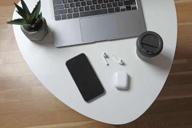 Tahta zemin üzerine dizüstü bilgisayar kahve not defteri ve metin için boşluk