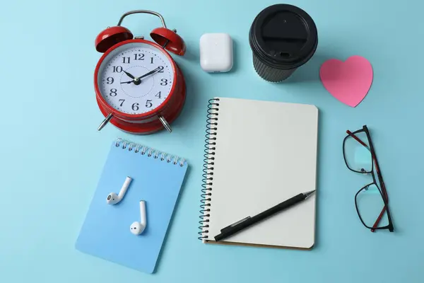 Alarm saati renk arkaplan üzerinde düz konum.