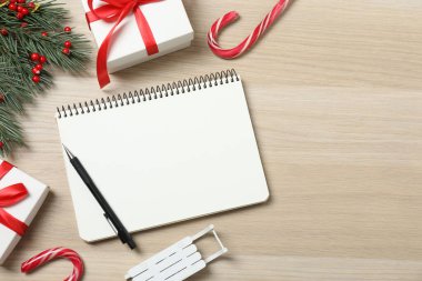 Noel süsleri ve hafif ahşap arka planda hediyeler