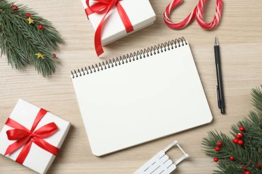 Noel süsleri ve hafif ahşap arka planda hediyeler