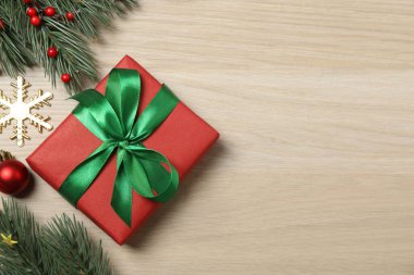 Noel süsleri ve hafif ahşap arka planda hediyeler