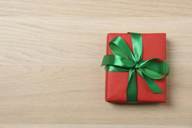 Noel süsleri ve hafif ahşap arka planda hediyeler