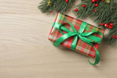 Noel süsleri ve hafif ahşap arka planda hediyeler