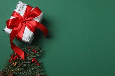 Parlak Noel süslemeleri ve klasik yeşil arka planda hediyeler