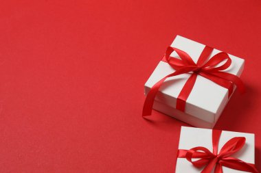 Hediye kutusu ıvır zıvırı üst görünümü, köknar dalı, kırmızı arkaplan, metin için boşluk